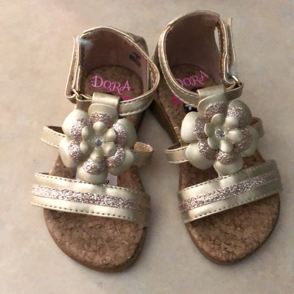 Sandals Dora the Explorer toddler girls size 5M new gold lights Nickelodeon-